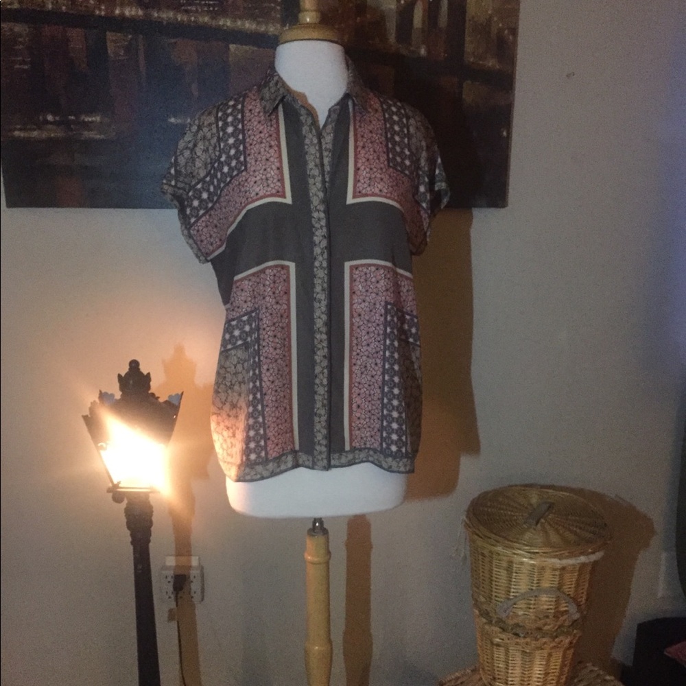 Short sleeve top w/ collar, hidden buttons.